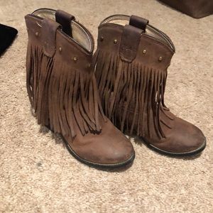 Toddler girl fringe bootssize 8